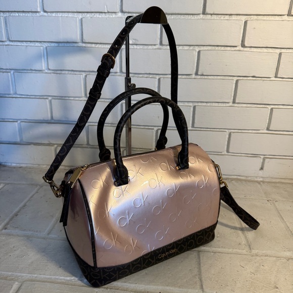 Calvin Klein Handbags - Like New Calvin Klein Ashley Barrel Top Zip Signature Embossed rose satchel